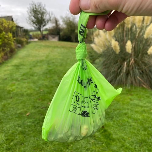 についての最新の会社ニュース 生物分解性犬便袋 vs. プラスチック犬便袋: どちらを選ぶか?